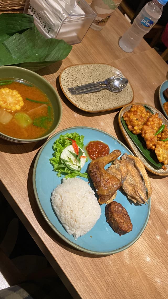 Nasi Ayam Goreng Komplit dengan Perkedel Jagung foto 1
