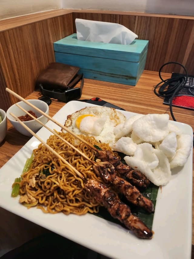 Mie Goreng Komplit dengan Sate Ayam foto 1